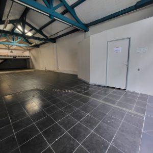 Spacieux atelier avec mezzanine – 200 m²