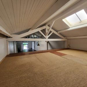 Spacieux atelier avec mezzanine – 200 m²